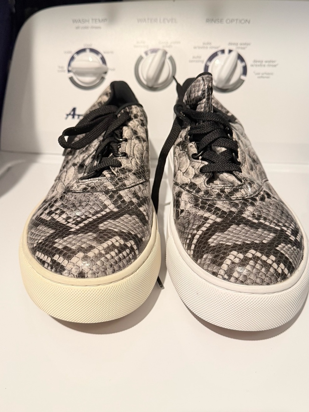 NEW Women’s flawed 11.5 wide Sneakers in Snake Print READ DESCRIPTION
